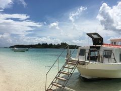 まずは川平湾に向かいました。
AM１１：００前に到着。
駐車場は結構広かったけど、どんどん車がきたので
あっという間に満車に。
ぎりぎり停めれてラッキーでした。