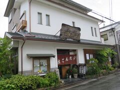 帰りに 近鉄坊城駅近くにある「だんご庄」へ
店内は「きなこ」のいい匂いがします。

有名なお店なのか、車が次から次へと来て、みなさん大量に買っていかれます。
今日は付近でお祭りがあるようなので、そのせいかな？

