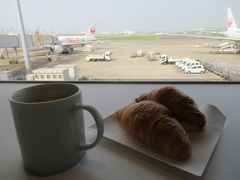 羽田空港のカードラウンジで一息。
お盆に旅行するの初めてだったので、荷物を預けるのにかなりの時間を要してしまいラウンジも10分ほどの滞在でした。