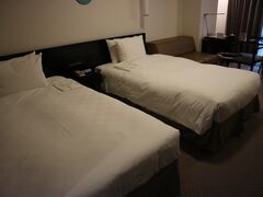 宿泊は、ロイヤルパークホテル。
ポイントをかなり使ったけれど高かったー。
ってか京都全体的に高いよね。
でも安く抑えるためにゲストハウス泊まるのも嫌だし・・・。
今回は鴨川の近くに泊まりたかったので、ここに決めました。