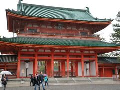 京都に着いたとたん雨が降り出しましたが、夕飯にはまだまだ早いので出かけることに。
時間的に拝観できそうな平安神宮に行って来ました。
