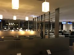 【 ラウンジ その１】羽田国際空港 SKY LOUNGE ANNEX 

7時から25時までやってるので有難い。
しかも、広くて、静かで、中央にある SKY LOUNGE より落ち着く。
次回からは、人口密度の低そうなこちらを利用しよう^^
携帯も充電し、25時まで長居させて貰いました。
アルコールは有料。