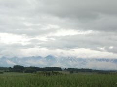 新栄の丘に行ってみましたが、雲が多くて十勝連峰ははっきりと見えず。