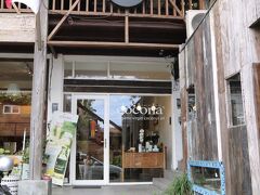 まずはココナッツオイル製品専門店COCONA（ココナ）へ来ました。