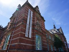 まずは、アムステルダム市立美術館です。1895年に開館した本館は、赤レンガのファサードと尖塔が美しいネオルネサンス建築で、アムステルダム市の建築家アドリアン・ヴィレム・ヴァイスマンによって設計されています。