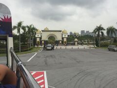 マレーシアの王宮（ISTANA NEGARA）。
こちらでは写真を撮るために少し時間を取ってくれるとの事でしたが、
バス停から王宮まで少々離れていました。
それでバスを出て写真を撮って戻ってくるっていうには
少しバスの待ち時間が短すぎるのではないかと思いました。