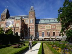 再びアムステルダム国立美術館へ移動、前庭もきれいに手入れされています。