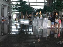 今回バンコクで泊ったホテルは空港から近い
ノボテル スワンナプーム エアポートです。
空港から無料シャトルバスが出ているのですが、
このシャトルバスの受付が分かりづらかった(+o+)
空港の人に色々聞いたのですが、
皆さん「4番出入口の近くだよ！」と言います。
4番出入口に行っても受付の様なところは見つからず…。
外なのかしらと思って空港の外に出てみても見つからず。
で、もう一度4番出口から空港の中に入ってみて
ふと右を見たらちょこんとありました。
申し訳なさそうに受付が。
これは見落とすわな…。

