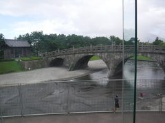 石橋は水害で壊れてしまったものをこの公園に復元したのだとか。