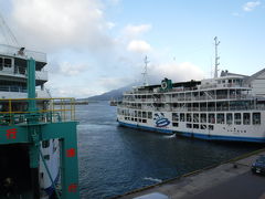 いよいよ桜島納涼観光船へ。
通常のフェリーは15分間隔で島との間を往復しています。