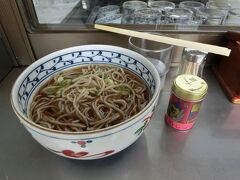 【長野駅】
バスに乗る前に楽しみにしていた駅そばへ。
在来線のしなの号のホームにある、その名も「信州蕎麦処しなの」です。

信州蕎麦の本場長野だけあって、各ホームにそば屋さんがあり味も値段も違います。濃いめの甘目という感じで美味しかったです。
名物七味もしっかり入れました。