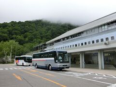 【扇沢駅】
長野駅からはバスで扇沢へ。バスのアナウンスで、おうぎざわとさが濁るのを知りました。
標高361mから1433mまで登ります。

長野駅～ホクト文化ホール東～ホクト文化ホール入口～R117～R19～白馬長野有料道路～大町街道～R147を経由し信濃大町へ。
信濃大町からは県道45号線で扇沢へと向かいました。

写真は扇沢駅です。乗車してきたのは後方のバス。
扇沢駅の窓口は空いていました。
長野駅は30度はありましたが、ここは22度程度と一気に気温が下がりました。

長野駅東口10:30--アルピコ交通バス--扇沢12:15(+2)