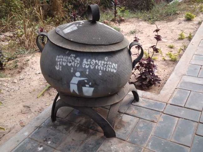 ゴミ箱がおしゃれだった！<br /><br />上の蓋を開けてゴミ捨てるの。<br />ゴムっぽい素材だった。