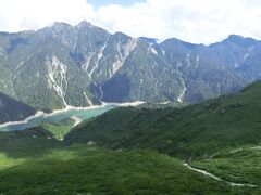 【大観峰】
標高2316mの大観峰からも絶景を見ることが出来ます。
下に見えるのは先ほどの黒部湖です。