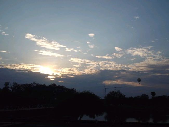 アンコールワットからの夕陽。<br />アンコールワットを背に見る夕陽。。。<br /><br />遠くに気球も飛んでた。<br /><br />雲で日没はきれいには見られなかったけど。
