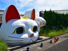 これが常滑のシンボル見守りねこの『とこにゃん』。

高さ３．２メートル、幅６メートルの巨大招き猫、それがなぜかあまり目立たないコンクリート法面頂上にあるんです。