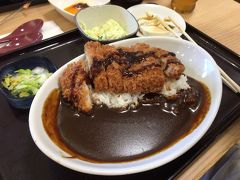 　吉野家でランチ。
　サーミーはかつカレー定食。