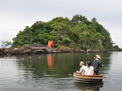 4日目、小木に向かい、矢島・経島に立ち寄る。
「たらい舟」はサザエやアワビを捕る磯ねぎ漁に使われた。
