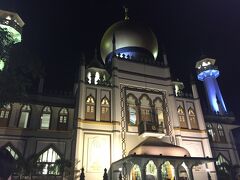 スルタンモスクは夜に見ると非常に厳かな雰囲気でした。中でちょうど礼拝の最中だったようです。