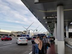 ロスアンジェルス国際空港に到着し、第７ターミナルからトム・ブラッドリーインターナショナルターミナルへ移動してきました。