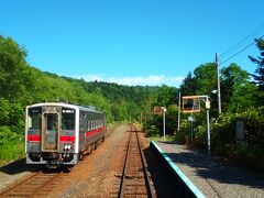 緑駅で対向列車と行き違います。