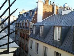 ヨーロッパの建物って、隣同士くっついていて、何度見ても不思議に感じます。
パリは高い建物がないので、空が広く見えてよいですね！