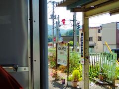 車窓から撮った南清水沢駅です。もっといい角度で撮れたらよかったのですが、車内が混雑していていい場所に乗り合わせていませんでした。
ちなみにこの後に乗った札幌近郊を走る快速を除けば、今回の乗車旅の中で一番混雑していたのはこの列車の夕張－新夕張間でした。やはり廃止が迫っているだけのことはあるようです。