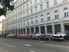 セントラル公園前とGreat Theatre of Havana前には観光客待ちのオールドカーがズラリと勢揃い。観光客の写メスポットとして喜ばせています。