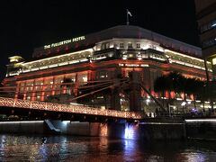 橋のたもとに建つのは、5つ星の”ザ・フラートン・ホテル・シンガポール”。

ホテルとしてのスタートは2001年1月1日ですが、パラディアン様式の建物が完成したのは、1928年6月27日。
初代海峡植民地総督のロバート・フラトンに因んで、フラトン・ビルディングと名付けられました。

建物は、政府機関などに使われ、中央郵便局としては1996年までその役割りを果たしていたとのこと。
ぶどう畑が初めてシンガポールに来た頃は、まだ郵便局だったんだね。
そういえば、当時のガイドブックに中央郵便局のことが書かれていたような…。

ホテルは、外観はそのままに改装され、2015年12月にシンガポールの国定史跡として認定を受けたそうです。