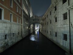 ため息橋
ドゥカーレ宮殿の尋問室（左）と牢獄（右）を結ぶ橋

橋を渡る囚人が、二度と見ることのないヴェネツィアの景色を見て
ため息をついたところから名付けられたそうです