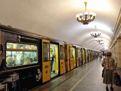 パヴェレツカヤ駅の地下鉄のホーム。シャンデリアがあり、とても素敵な駅だが、モスクワにはまだまだすごい駅がいくつもある。

地下鉄に乗って驚いたのが地下鉄にもFree WIFIが！ロシアってこんなに利用者の事を考えていた国だったっけ！？
