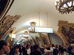ヴヌコヴォ国際空港へのアエロエクスプレスが発着するキエフスカヤ駅。パヴェレツカヤ駅からだと環状線の地下鉄5号線で乗換なくいける！
キエフスカヤ駅には地下鉄がいくつか入っているが、5号線のホームはまるで美術館のような装飾があしらわれ、人気が高い。

一昔前まで地下鉄で写真を撮ろうものなら、監視カメラを見ている警察が飛んできて、スパイ行為で拘束されるなどしていたが、現在は写真撮影も解禁され、むしろ「フォトスポット」まで丁寧にかかれている。