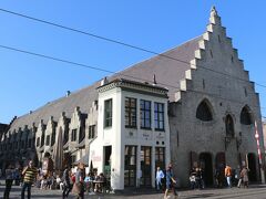 【大肉市場】"Groot Vleeshuis"

1406年から1410年にかけて建てられた、屋内肉市場の建物です。
（日本語訳だとなんだか笑ってしまいますね）

かつては貧しい人々が、ここで肉の臓物をもらっていたのだとか。