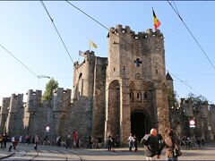 【フランドル伯の城】"Gravensteen"

聖ヴェーレ広場の向かい側に、1180年に築城された
フランドル伯の城塞があります。

（フランドル地方に残る唯一の中世の城塞だそう）