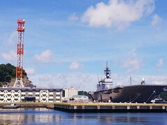 横須賀は、米海軍の基地があるので
「大きい船」が沢山います。
横須賀駅からバスに乗り、大滝町で下車。
猿島へのフェリー乗り場がある、「三笠桟橋」まで、徒歩7分ほどです。