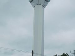 最初に訪れたのは、五稜郭公園。
五稜郭タワー周辺の駐車スペースに限りがあり、常に満車状態が続く！と、何かの情報で知ったので、だったら五稜郭タワーが開館直後に行ってしまった方が良いのでは？
との思いつきで。
これは正解だった（笑）
難なく車を停められた。