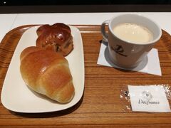 海浜幕張駅到着。
駅内に有るデリフランスで腹ごしらえ。
塩クロワッサン美味しかったな。