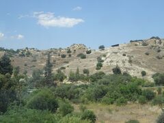 ヒロキティア（丘の南斜面にAD７０００年前の住居跡が残っています。）