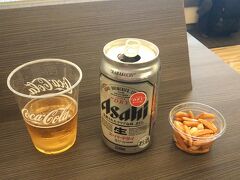 いつものようにカードラウンジでタダ酒とおつまみをもらってフライトに備えます。
今回はエアカナダ。バンクーバー経由ラスベガス行きフライト。
チェックインの際にオーバーブッキングのため3万円の協力金で他社フライトに変更の提案がありましたが、ラスベガス着の時間確定ができないためお断り。
