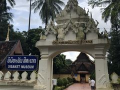 街ブラ再開1カ所目はワットシーサケットにやって来ました。
ラオス最古の仏教寺院。
中はいかに？