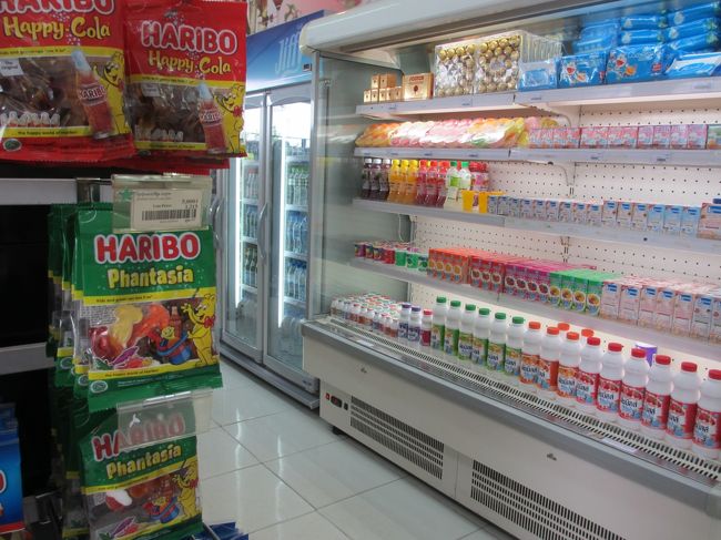 トイレを済ませて、建物に避難。<br /><br />涼しいー。