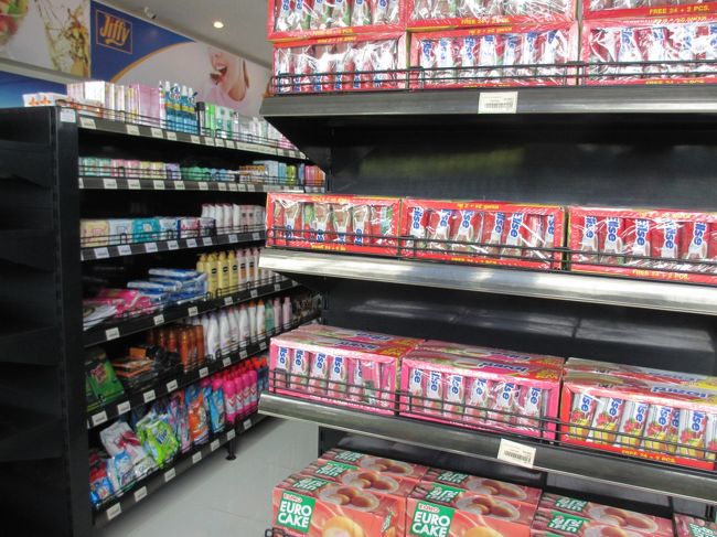 コンビニ的な所なのかも。<br /><br />ディスプレイが素晴らしいよね。<br /><br />ホーチミンのｓ－ｍａｒｔスーパーを思い出す。