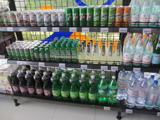 日本と大差なく、炭酸系も有るの。<br /><br />缶よりもペットボトルが主流？