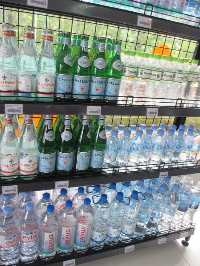水だけのコーナーがこんなに？<br /><br />輸入品と見た。<br /><br />きっと現地ではお高いんでしょうねー。