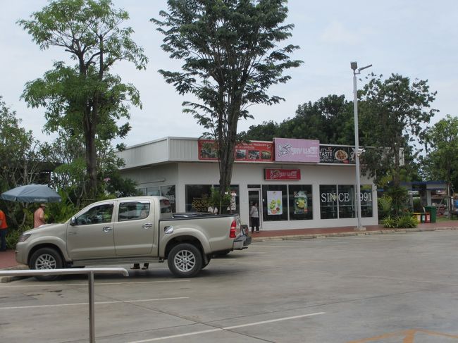 お店らしき建物は複数有るけど・・・<br /><br />点在している感じ。