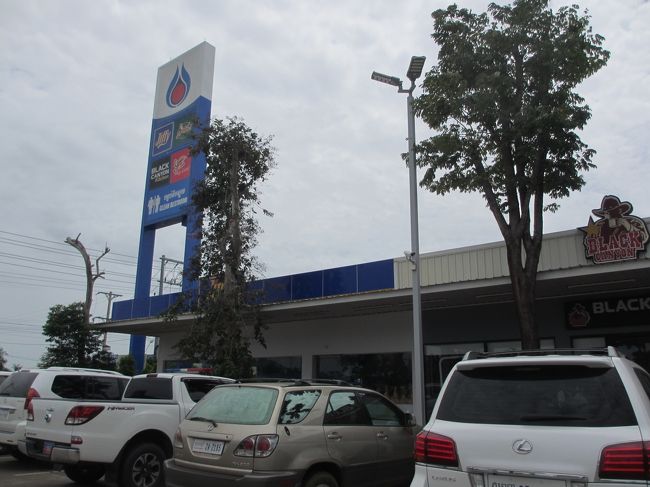 ③　8/13（月）　コンポントム州へ向け移動<br /><br />10：30～  10：45   1回目のトイレ休憩（１５分間)<br /><br />どこかのガソリンスタンド？