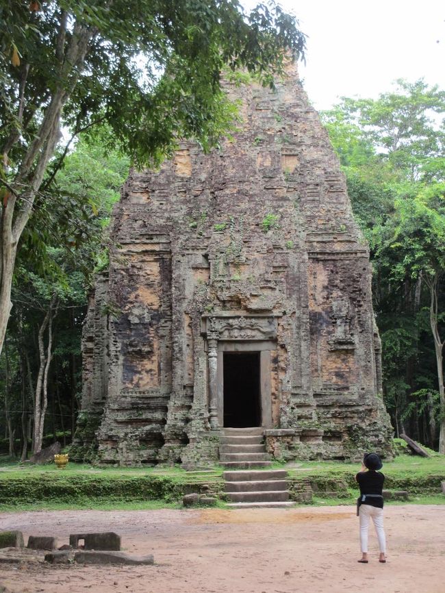 四角形の祠堂はヒンズー教のものらしい。<br /><br />人と比較したら大きさが分かるよね。