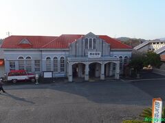 【西岩国駅駅舎】
18切符。岩国で１泊し、早朝に出発。正面玄関は錦帯橋をモチーフにしたデザイン。駅前の歩道橋から撮るのがお勧め。1929年築、登録有形文化財。