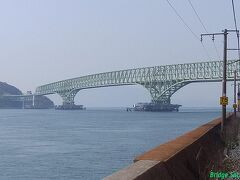 【大島大橋】
山陽本線に乗り、海側の席を確保すると大畠駅手前で見えてきます。
間違っても岩徳線には乗らないように。1976年竣工、3径間連続トラス、田中賞受賞。