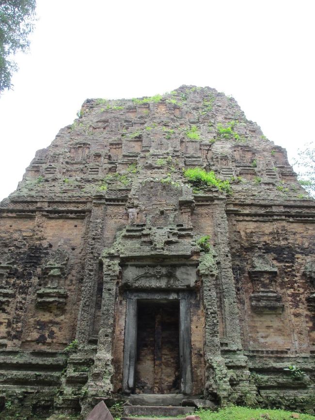 レンガ造りなのに、彫刻が施されている。<br /><br />一旦積み上げた後に削ったのか、<br /><br />こうなる様に積み上げたのか、不思議。